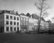 813403 Gezicht op het hoekpand Kromme Nieuwegracht 94 (Reclame - Adviesbureau Alta) en op de voorgevels van de panden ...
